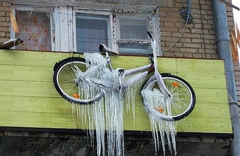 зимой велосипед на балконе