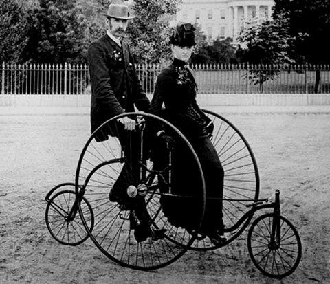 муж с женой на старинном велосипеде
