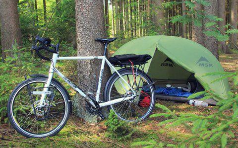 палатка и велосипед на велопрогулке