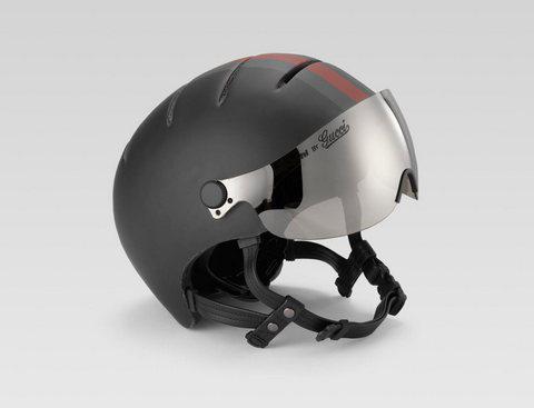 велосипедный шлем с очками