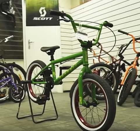 зелёный велосипед BMX