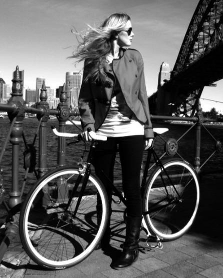 девушка с велосипедом стоящая на пристани чёрно белое фото