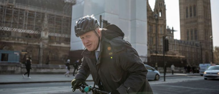 Премьер-министр Великобритании признает, что нарушает правила, катаясь на тротуаре