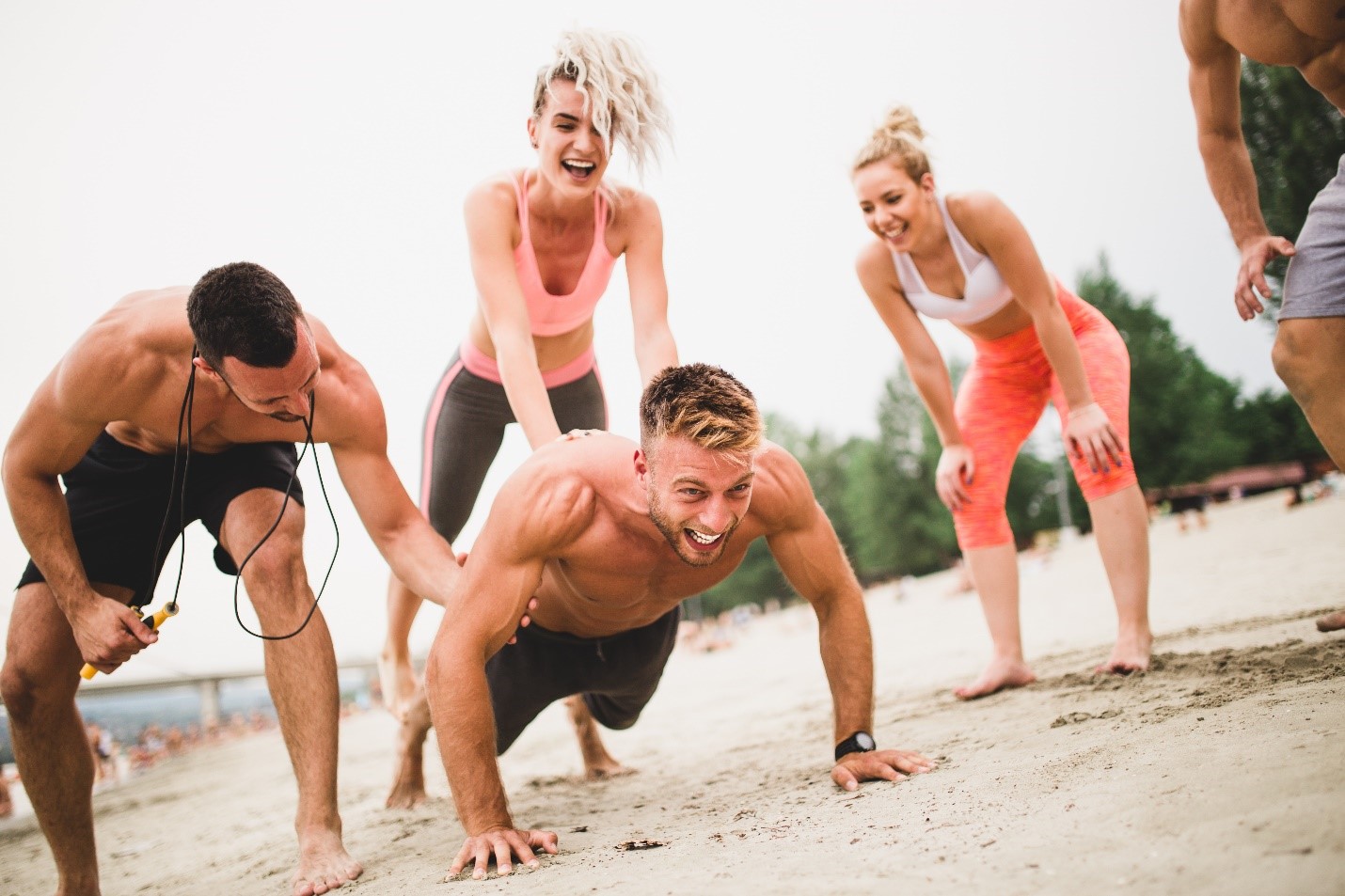 Как провести активный отпуск с пользой для фигуры: план по набору мышечной массы с помощью добавок