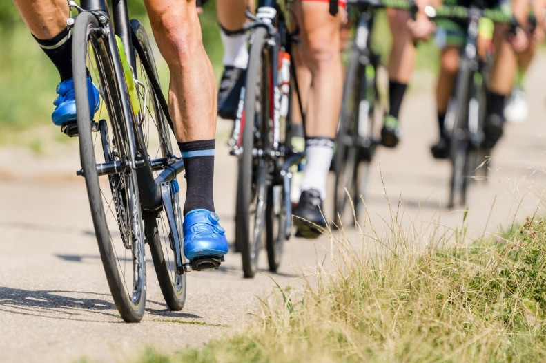 Почему в кроссовках для бега неудобно крутить педали: ищем компромисс